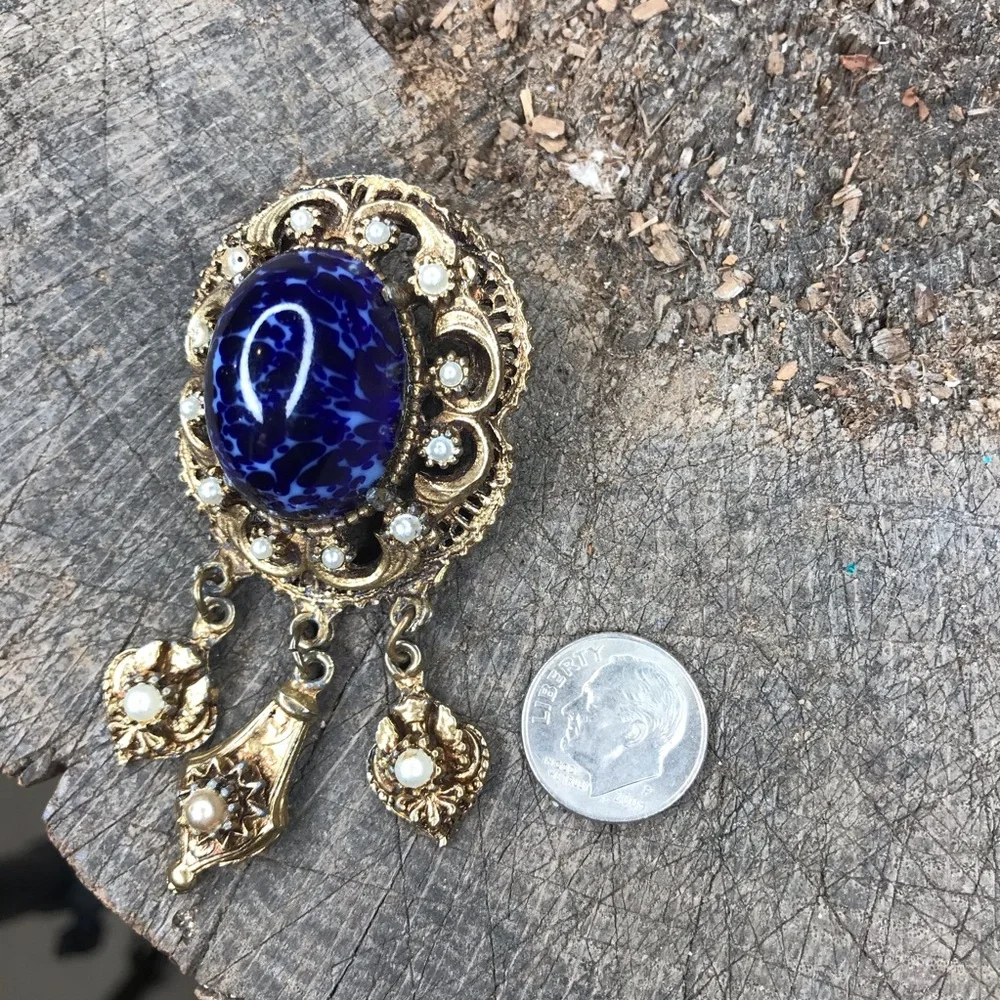 Vintage 70s pin blue flecked glass stone gold tone